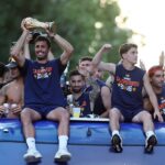 spain’s-world-cup-parade-highlights,-from-yamal-and-his-brother-to-joyful-fans