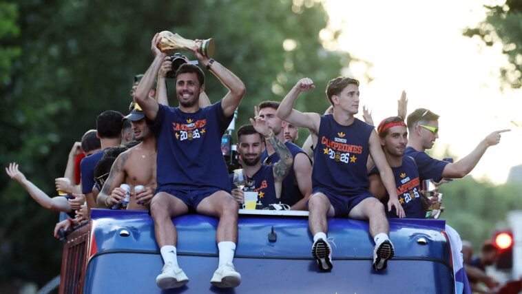 spain’s-world-cup-parade-highlights,-from-yamal-and-his-brother-to-joyful-fans