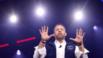 markwayne-mullin-faces-fresh-backlash-after-dhs-officials-reportedly-meeting-with-business-lobby-pushing-cheap-illegal-alien-labor:-“this-is-downright-infuriating”