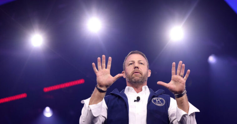 markwayne-mullin-faces-fresh-backlash-after-dhs-officials-reportedly-meeting-with-business-lobby-pushing-cheap-illegal-alien-labor:-“this-is-downright-infuriating”