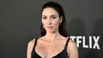 whitney-cummings-claims-lurid-trump-joke-was-cut-from-netflix’s-mark-twain-prize-special