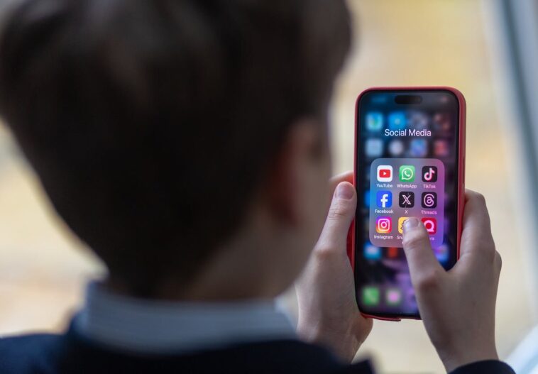 another-major-country-bans-children-from-social-media