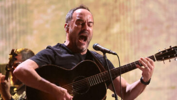 dave-matthews-makes-trashing-trump-part-of-his-tour:-‘i’m-so-tired-of-this-f**king-president’