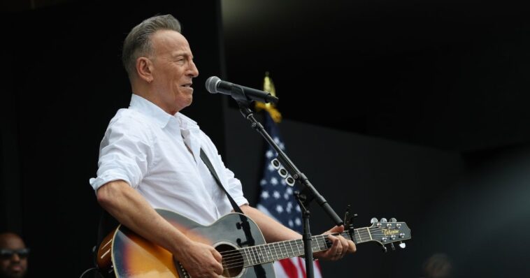 guitarist-for-journey-hits-bruce-springsteen-as-‘annoying,-bitter-old-man’-who-should-‘shut-up’