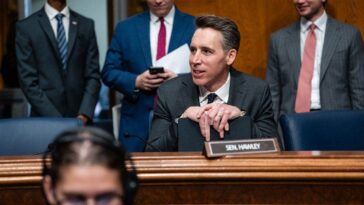 exclusive:-hawley-to-introduce-bill-blocking-lavish-usps-executive-bonuses-over-mail-delays,-losses