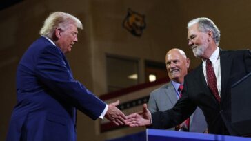 trump-can’t-help-but-take-jab-at-mets-in-speech-while-praising-braves-ceo:-‘they-lose-all-the-time’