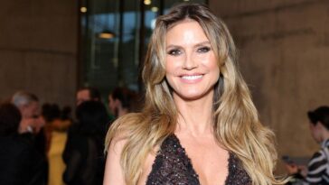 heidi-klum-ditches-bikini-top,-covers-up-with-potato-chip-bag-on-beach-vacation