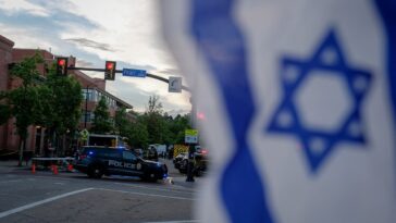 suspect-in-custody-after-2-men-wounded-in-possible-‘antisemitic-stabbing’-attacks:-officials