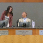 california-mayor’s-hot-mic-catches-candid-exchange-after-audience-sends-meeting-off-rails