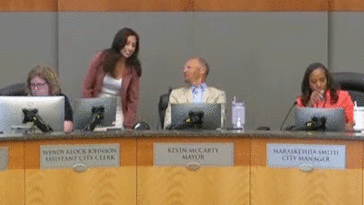 california-mayor’s-hot-mic-catches-candid-exchange-after-audience-sends-meeting-off-rails