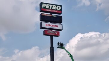 illinois-worker-spent-over-six-hours-trapped-in-gas-station-sign-too-tall-for-fire-truck-ladders-to-reach