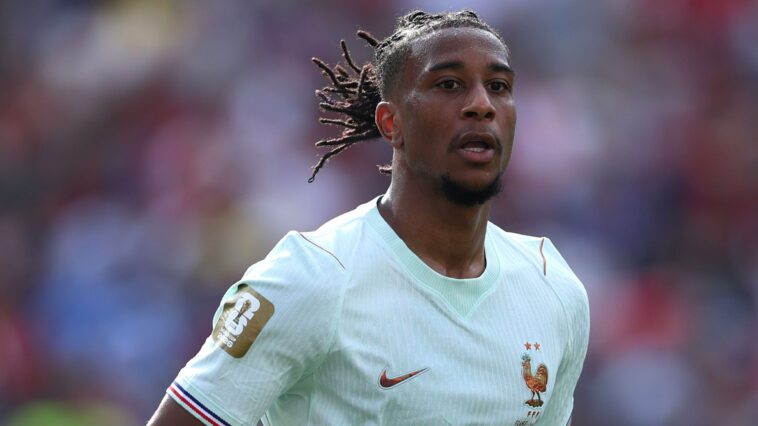 france-star-michael-olise-shocks-fans-in-new-york,-plays-pickup-match-in-socks