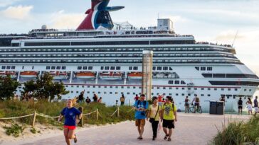 cruise-passenger-horrifies-diners-by-scratching-bare-foot-with-restaurant-fork