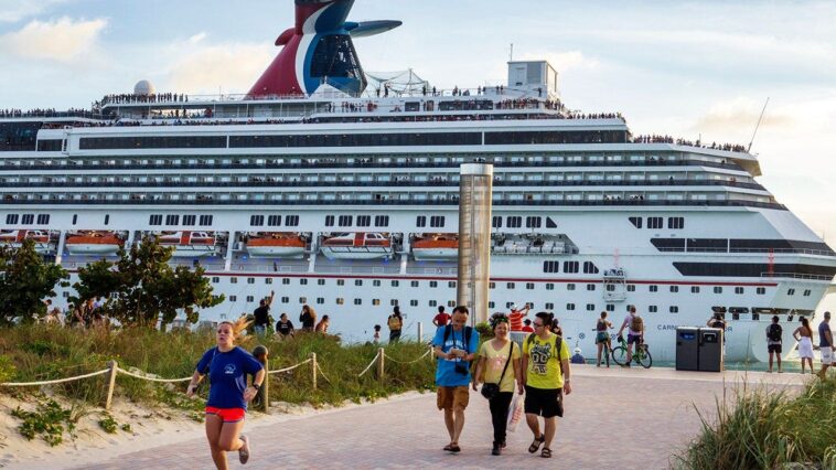 cruise-passenger-horrifies-diners-by-scratching-bare-foot-with-restaurant-fork