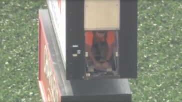 see-it:-man-trapped-130-feet-in-the-air-in-gas-station-sign