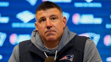 mike-vrabel-arrives-to-patriots-press-conference-with-puppy-in-hand-as-he-dodges-dianna-russini-question