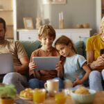 too-much-screen-time-may-trigger-lasting-brain-delays,-top-health-official-warns