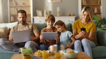 too-much-screen-time-may-trigger-lasting-brain-delays,-top-health-official-warns