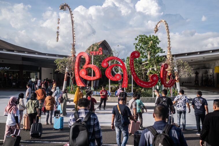 3-tourists-kicked-out-of-bali-for-breaching-visa-conditions
