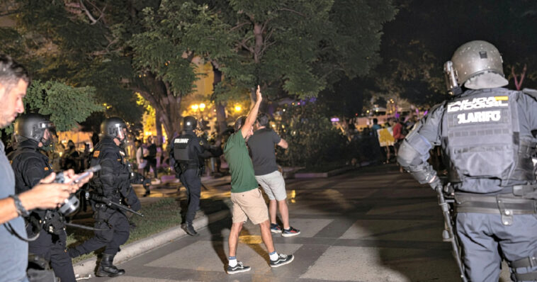 anti-tourism-demonstration-turns-violent-in-mallorca-–-spanish-riot-police-clash-with-protesters,-fires-rubber-bullets-(videos)