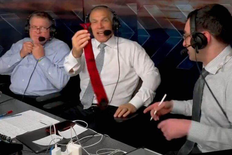 john-kruk-‘can’t-get-this-dang-button-buttoned’-in-wardrobe-fiasco-during-yankees-phillies-broadcast