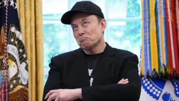 elon-musk-becomes-world’s-first-former-trillionaire
