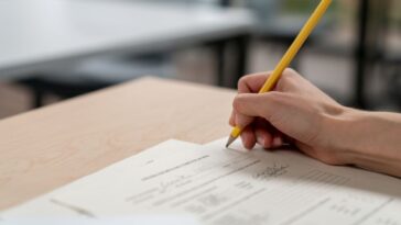 ivy-league-professor-discovers-massive-ai-cheating-after-making-students-take-final-in-person