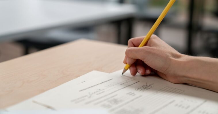 ivy-league-professor-discovers-massive-ai-cheating-after-making-students-take-final-in-person