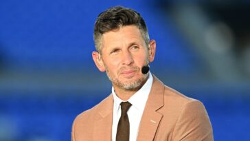 espn’s-dan-orlovsky-weighs-in-on-florida-coach-jon-sumrall’s-pedicure-preferences,-immediately-gets-roasted