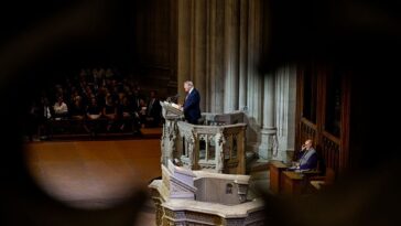 trump-honors-lindsey-graham:-‘the-giant-of-the-united-states-senate’