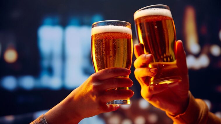 drink-spiking-defense:-new-bracelet-aims-to-expose-drugs-with-a-drop-of-your-cocktail