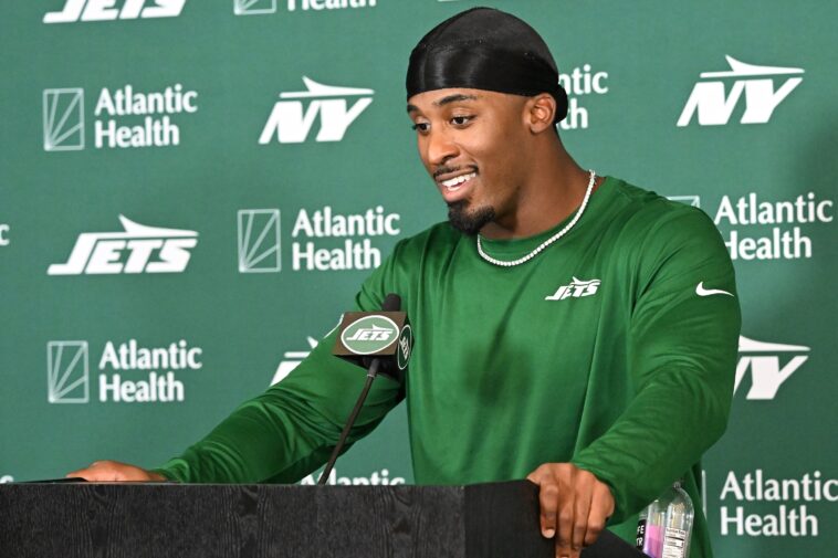 breece-hall-sees-notable-difference-in-quiet-open-to-jets-camp-after-past-‘craziness-and-turmoil’