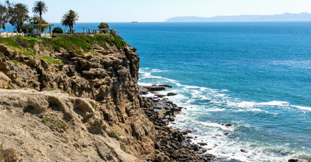 mournful-coach-delivers-powerful-message-after-high-school-football-star-jumps-to-his-death-from-a-california-cliff