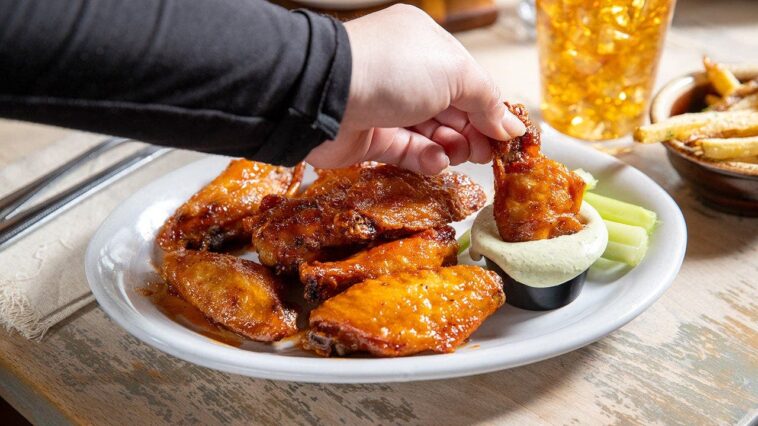 chicken-wing-prices-are-down-—-here’s-why-your-favorite-restaurant-may-not-cut-prices