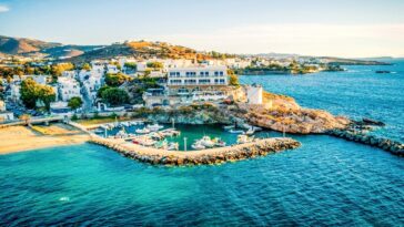 vacation-paradise-evacuated-as-raging-wildfire-threatens-to-roar-back-amid-high-winds