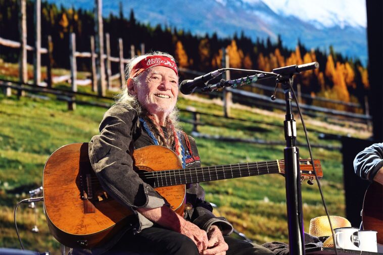 willie-nelson-says-americans-must-fight-‘water-thieving’-ai-data-centers-‘invading’-texas-farmland