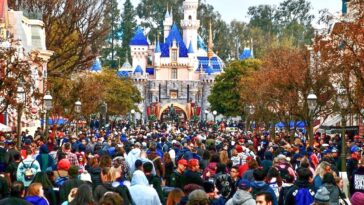 disneyland-guests-left-scrambling-after-water-outage-shuts-bathrooms-and-restaurants