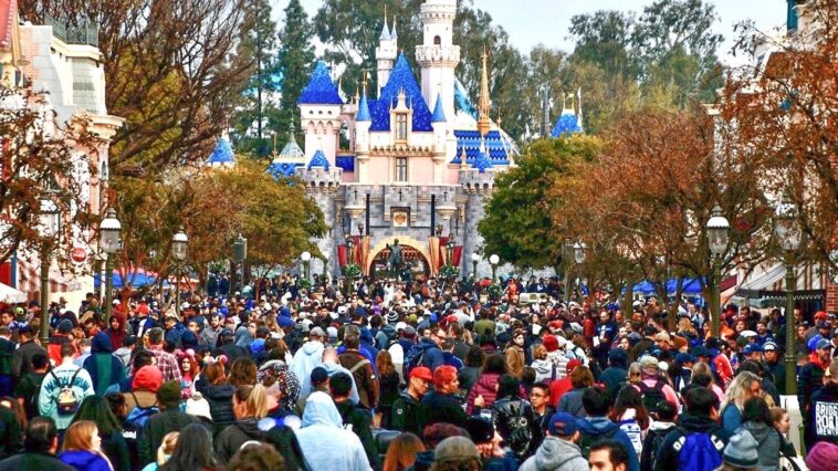 disneyland-guests-left-scrambling-after-water-outage-shuts-bathrooms-and-restaurants