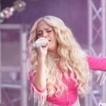 country-music-star-megan-moroney-breaks-down-in-tears-and-cancels-show-after-3-songs