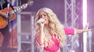country-music-star-megan-moroney-breaks-down-in-tears-and-cancels-show-after-3-songs