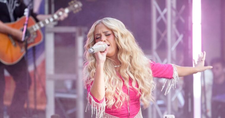 country-music-star-megan-moroney-breaks-down-in-tears-and-cancels-show-after-3-songs