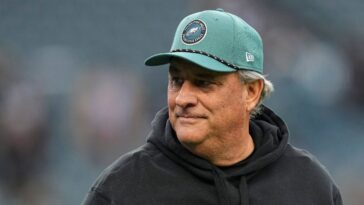 watch:-eagles-defensive-coordinator-repeatedly-mocks-fauci-during-news-conference