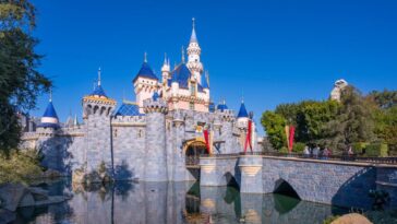 disney-shuts-down-all-restaurants-and-bathrooms-in-dead-of-summer