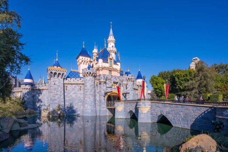 disney-shuts-down-all-restaurants-and-bathrooms-in-dead-of-summer