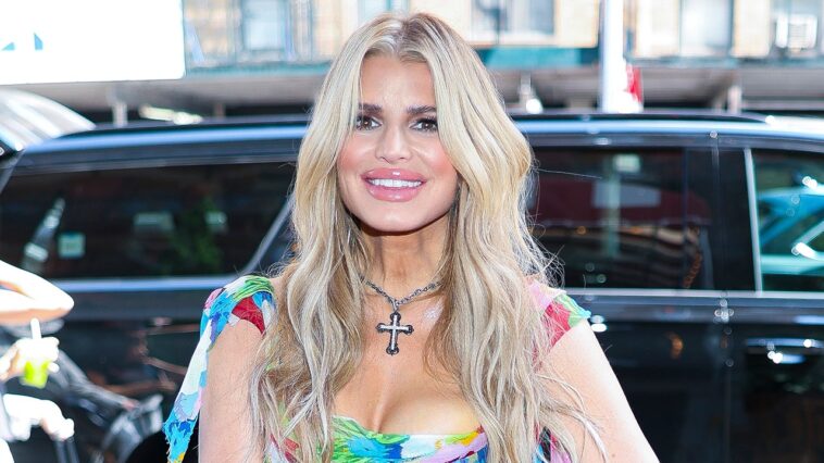 jessica-simpson-celebrates-turning-46-in-bikini-and-reveals-her-children-have-never-seen-her-perform