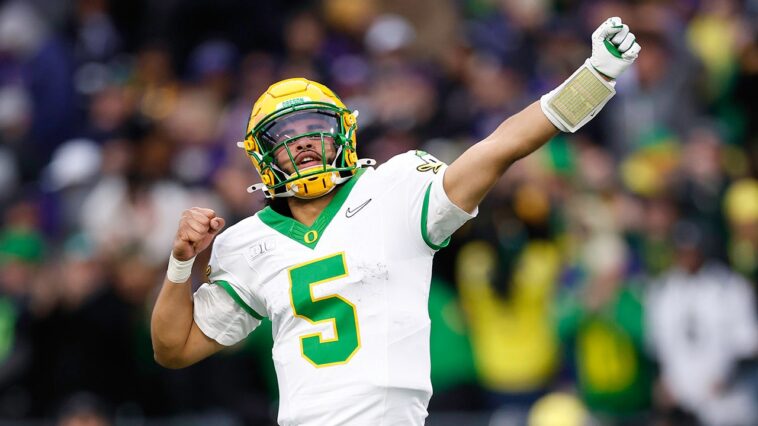 oregon-ducks-tight-end-reveals-unique-(and-smelly)-way-quarterback-dante-moore-bonds-with-teammates