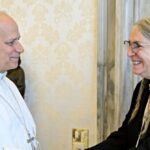 giddy-patti-smith-meets-fellow-chicago-legend,-pope-leo-xiv,-and-says-‘hi’
