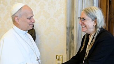 giddy-patti-smith-meets-fellow-chicago-legend,-pope-leo-xiv,-and-says-‘hi’