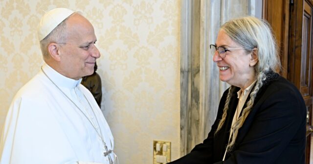 giddy-patti-smith-meets-fellow-chicago-legend,-pope-leo-xiv,-and-says-‘hi’