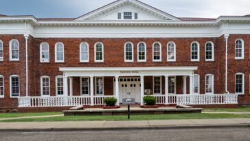 alabama’s-tuskegee-university-demands-students-wear-business-suits,-bans-certain-headwear-in-controversial-new-dress-code
